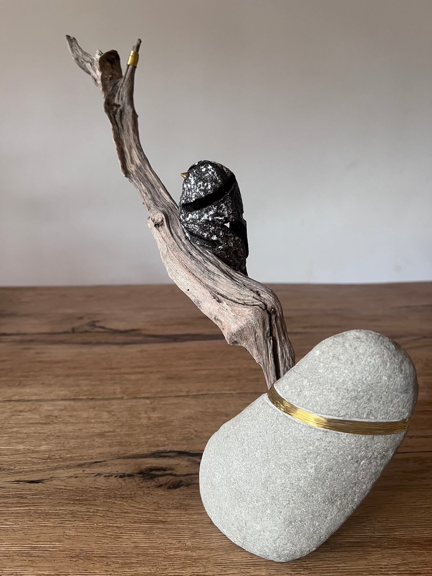 Staartmees op hout met messing en steen