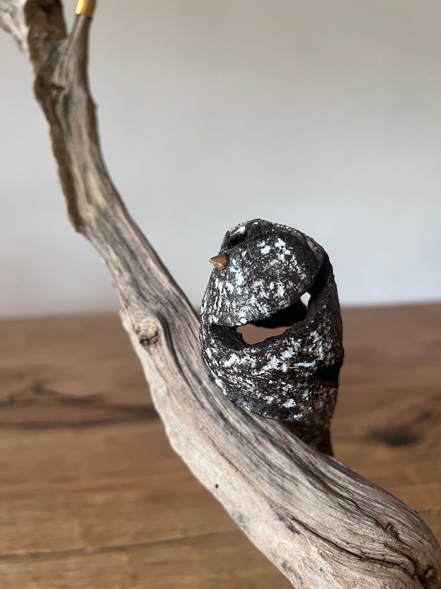 Staartmees op hout met messing en steen
