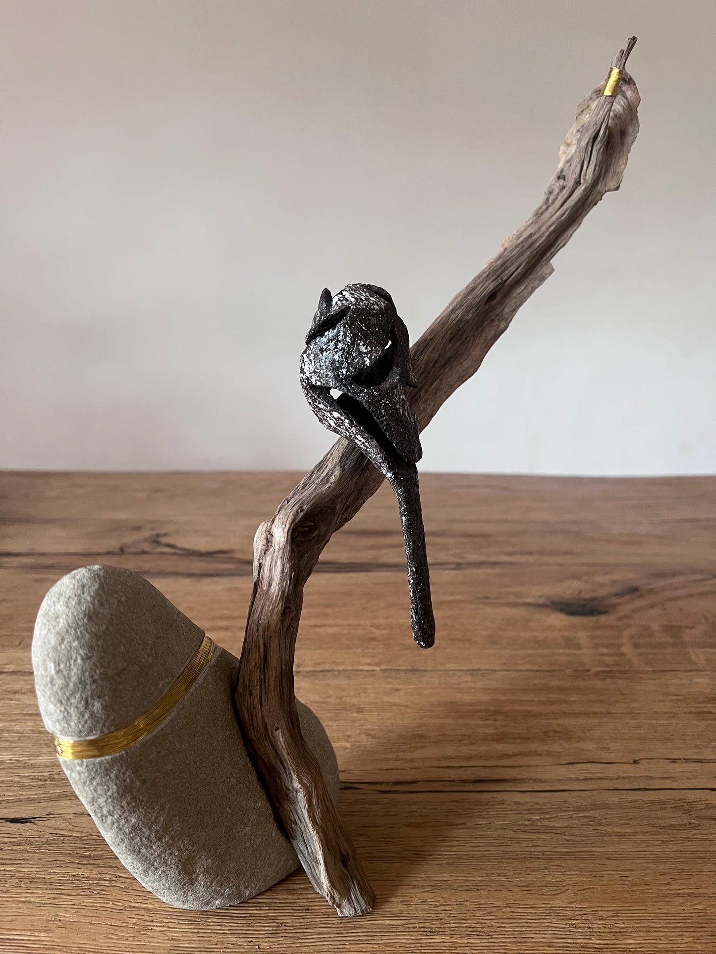 Staartmees op hout met messing en steen