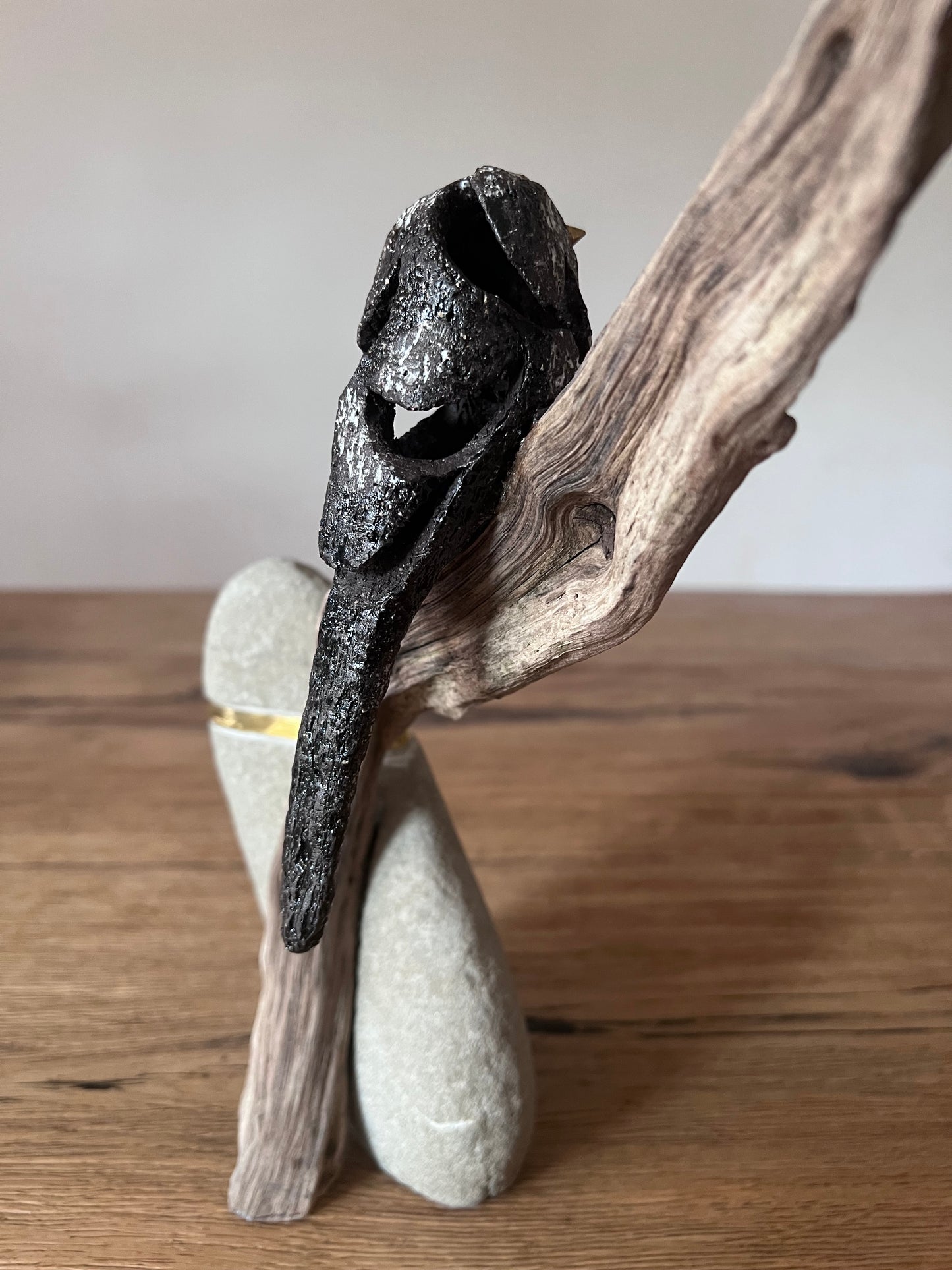 Staartmees op hout met messing en steen