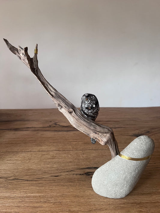Staartmees op hout met messing en steen