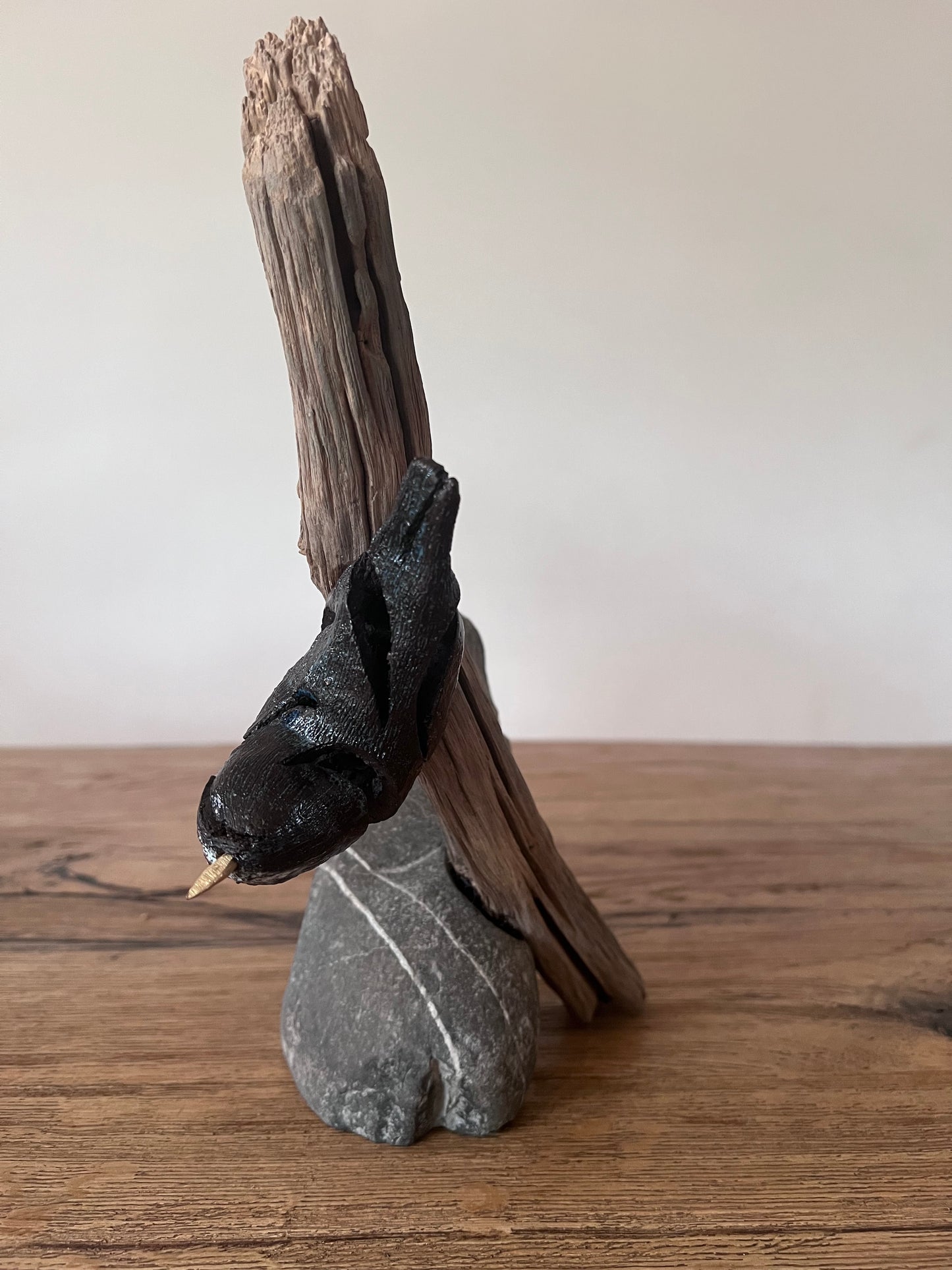 Boomklever op hout met steen en messing