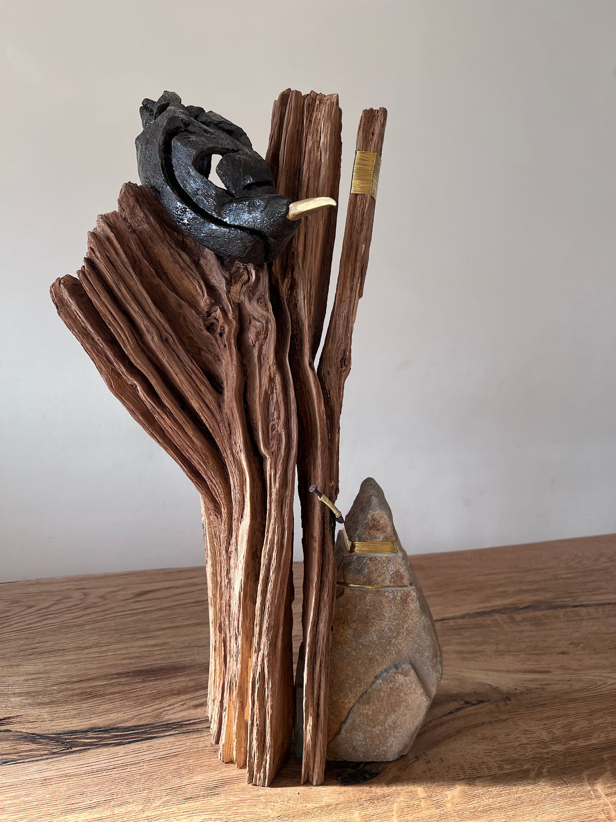 Kraai op hout met messing en steen