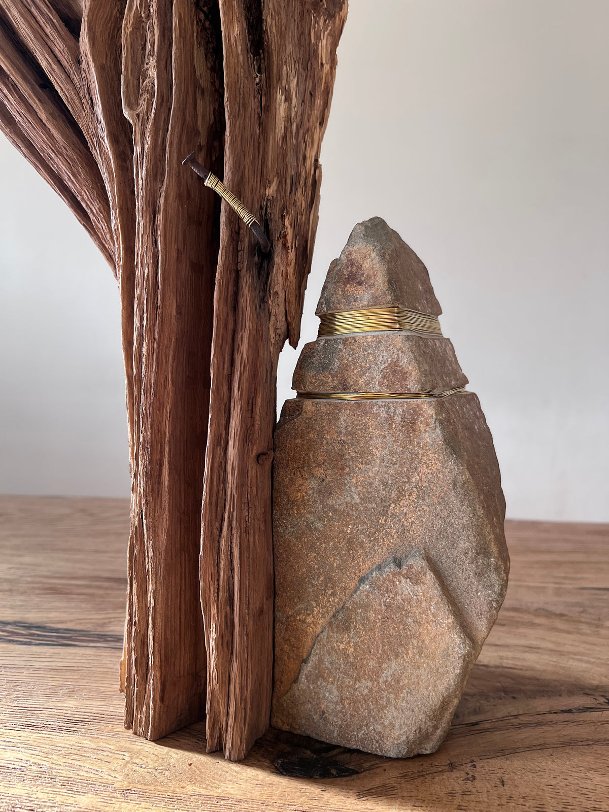 Kraai op hout met messing en steen
