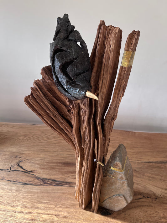 Kraai op hout met messing en steen