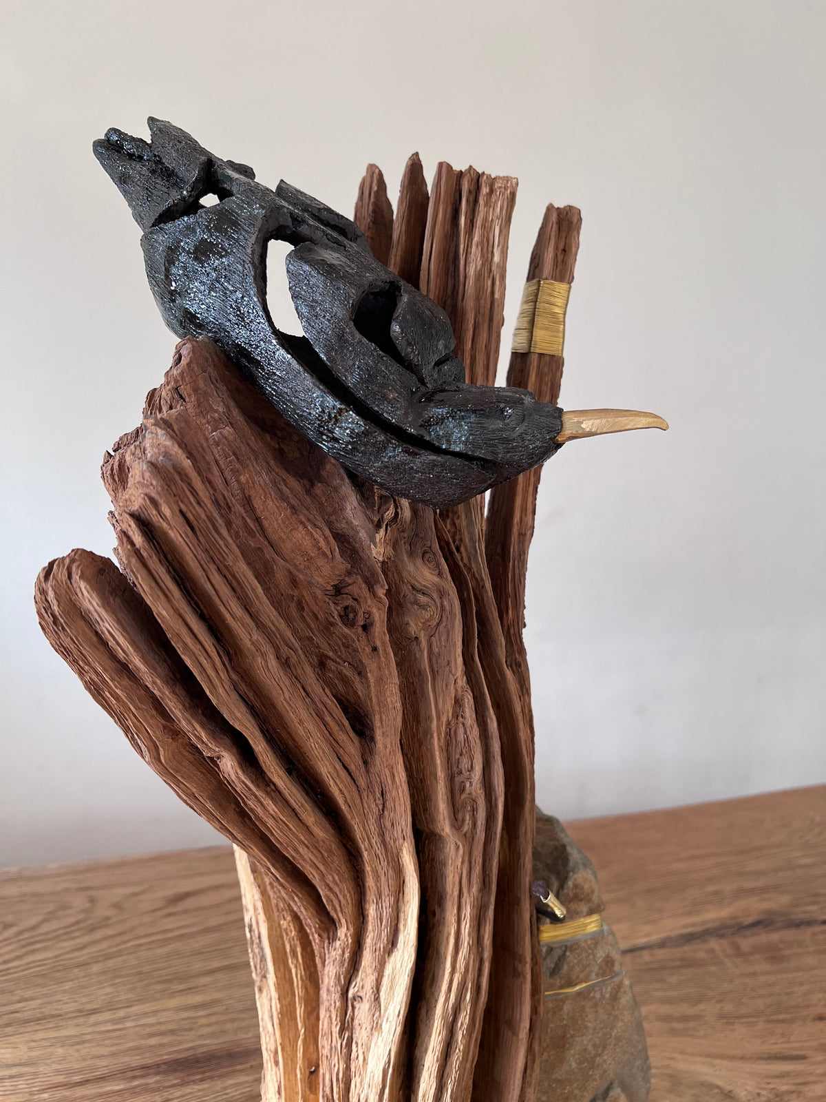 Kraai op hout met messing en steen